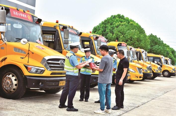 民警輔警對(duì)校車進(jìn)行安全檢查